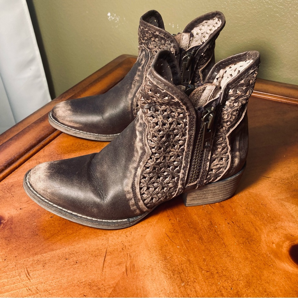 Circle G Vintage-Style Brown Ankle Booties - Picture 2 of 8